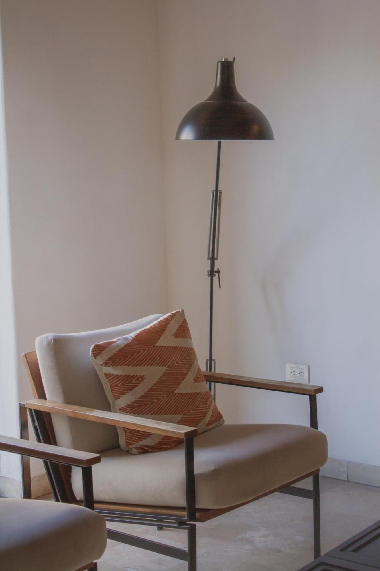 Hotel Catedral La Paz Luaran gambar A floor lamp