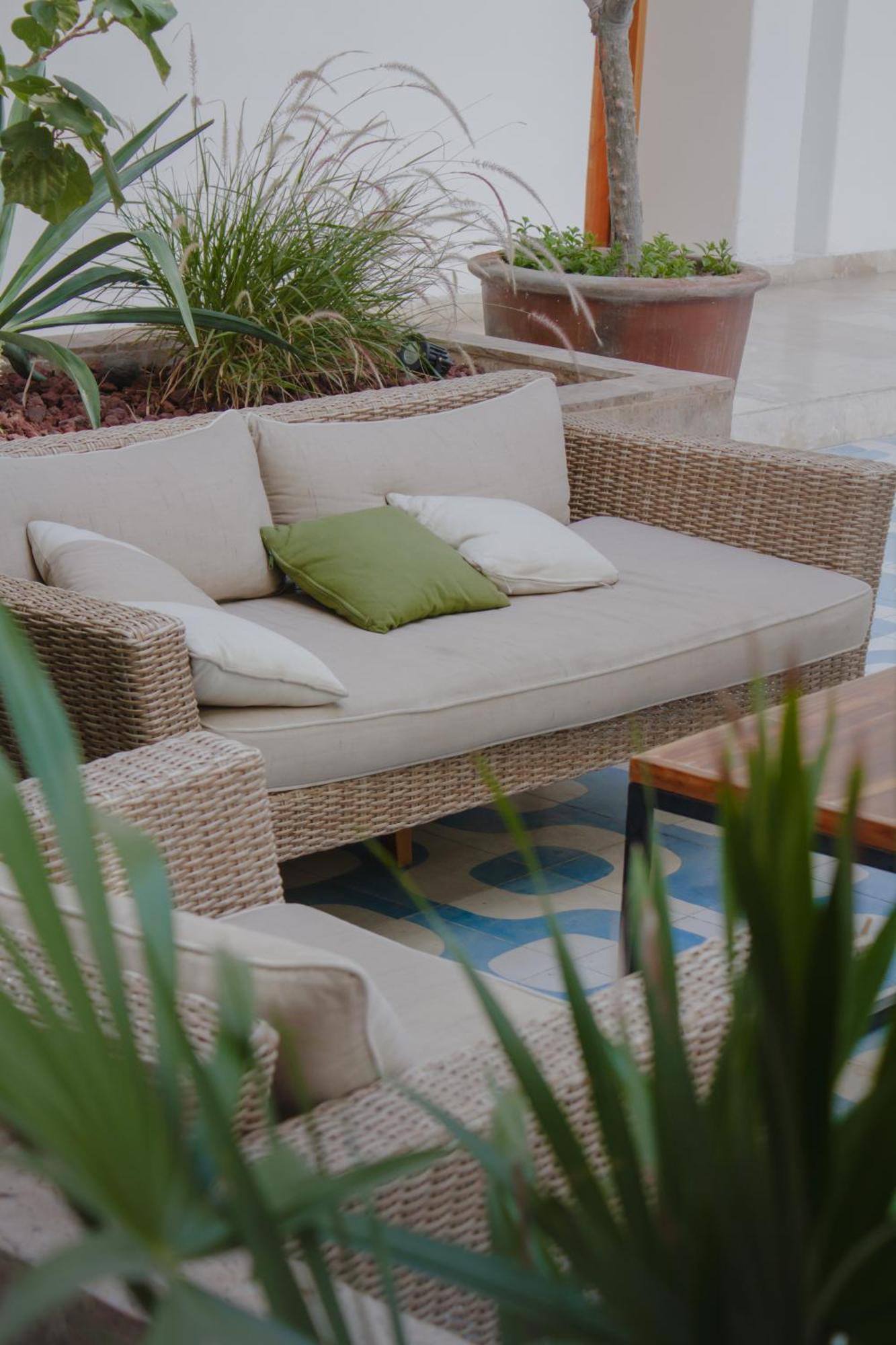 Hotel Catedral La Paz Luaran gambar A rattan sofa