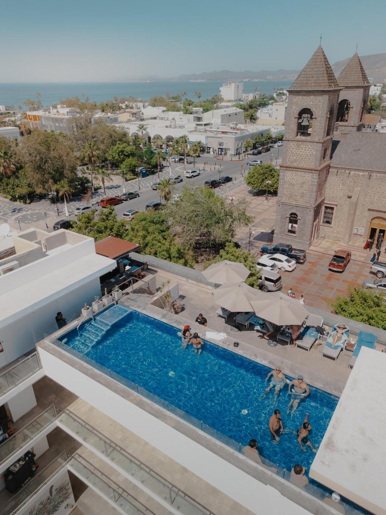 Hotel Catedral La Paz Luaran gambar Aerial view of the rooftop pool at the Hotel Indigo, Perth