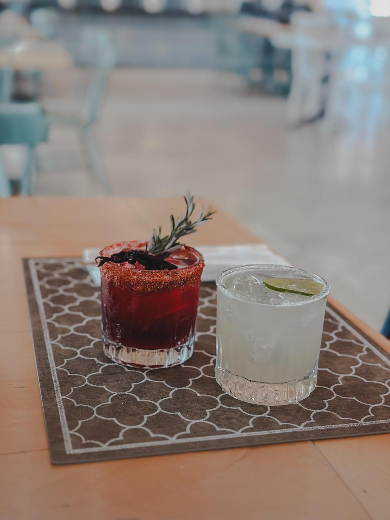 Hotel Catedral La Paz Luaran gambar A blackberry margarita (left)