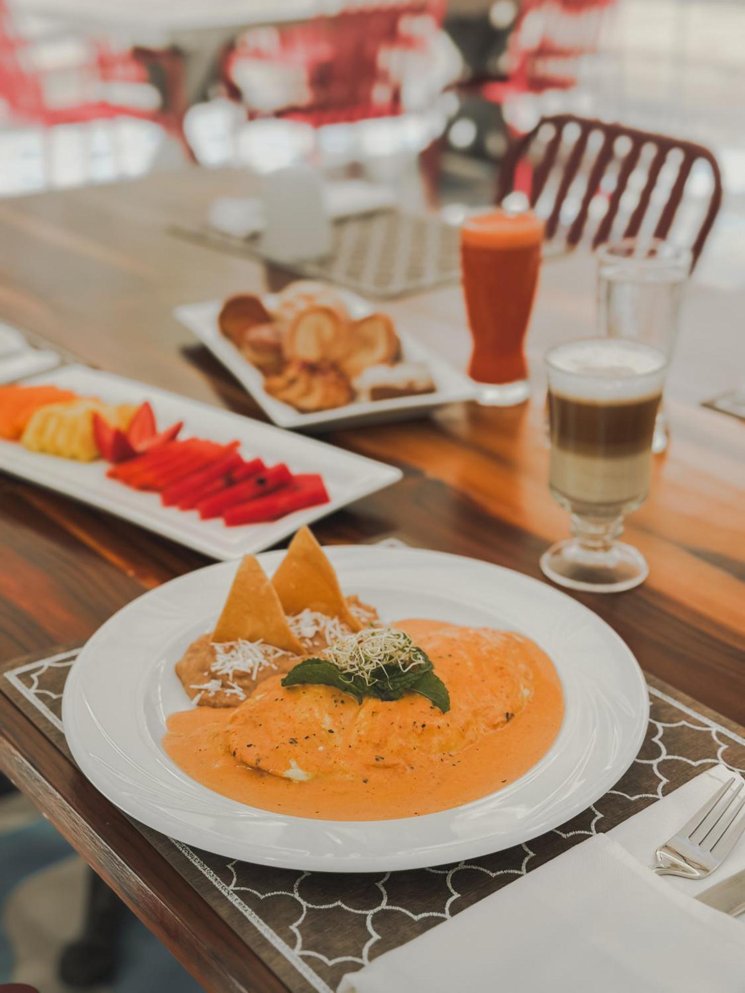 Hotel Catedral La Paz Luaran gambar A typical meal at a restaurant in the city