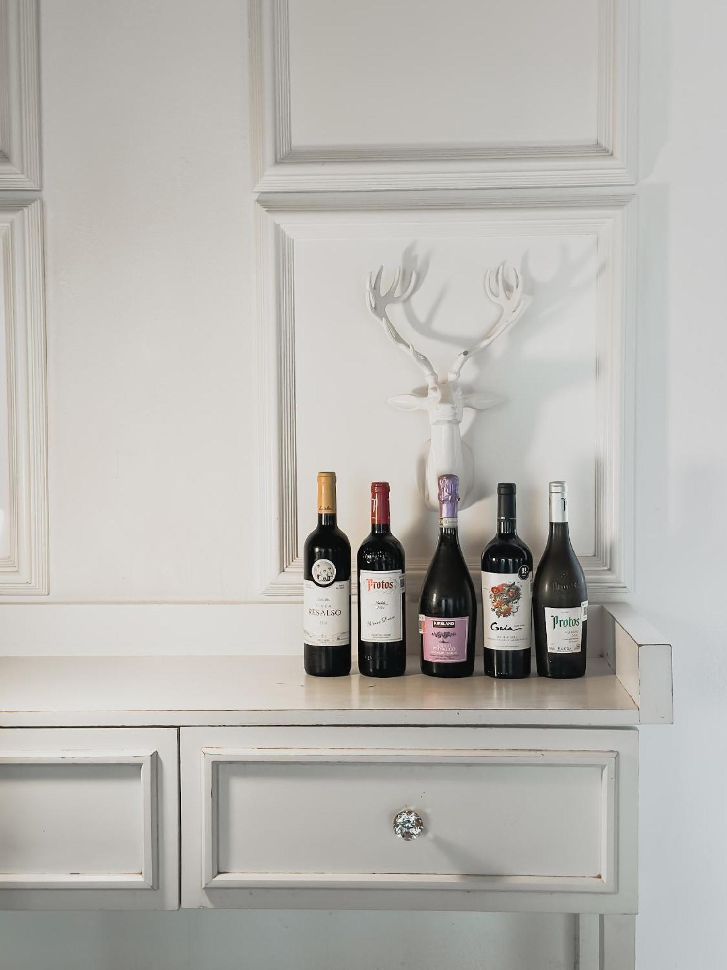 Hotel Catedral La Paz Luaran gambar A selection of wine from the Rioja DOCa