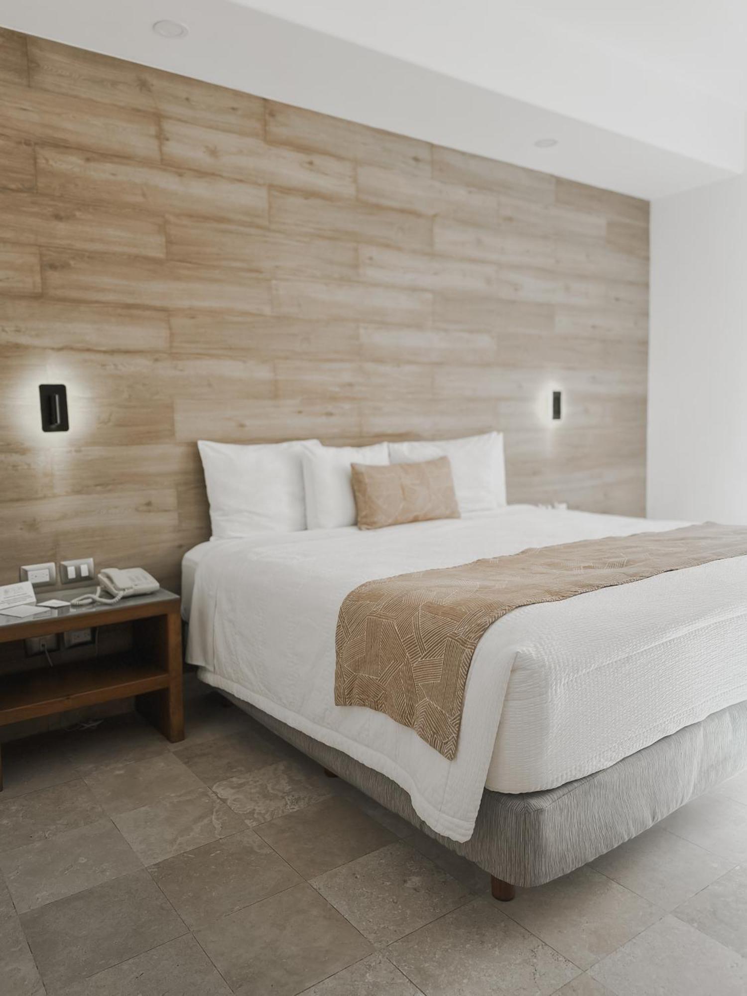 Hotel Catedral La Paz Luaran gambar A bed with a bed runner