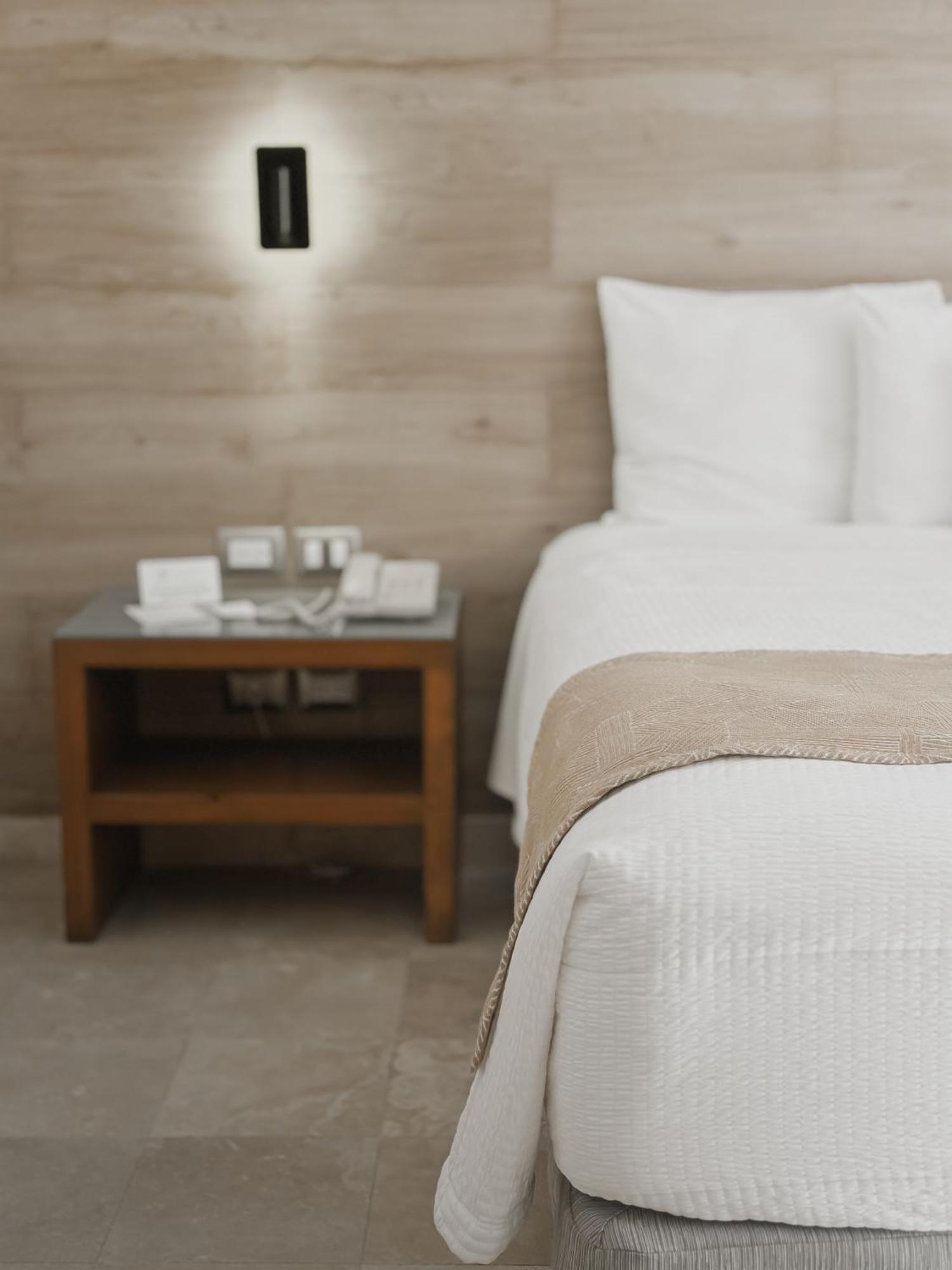 Hotel Catedral La Paz Luaran gambar A bedside table