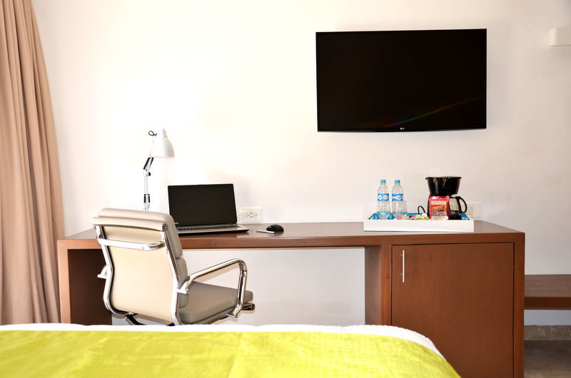 Hotel Catedral La Paz Luaran gambar A hotel room with a coffee maker