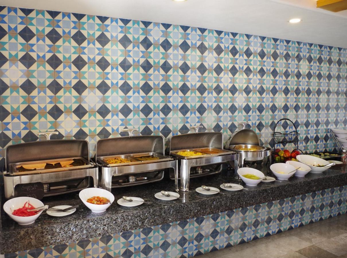 Hotel Catedral La Paz Luaran gambar A buffet at a hotel